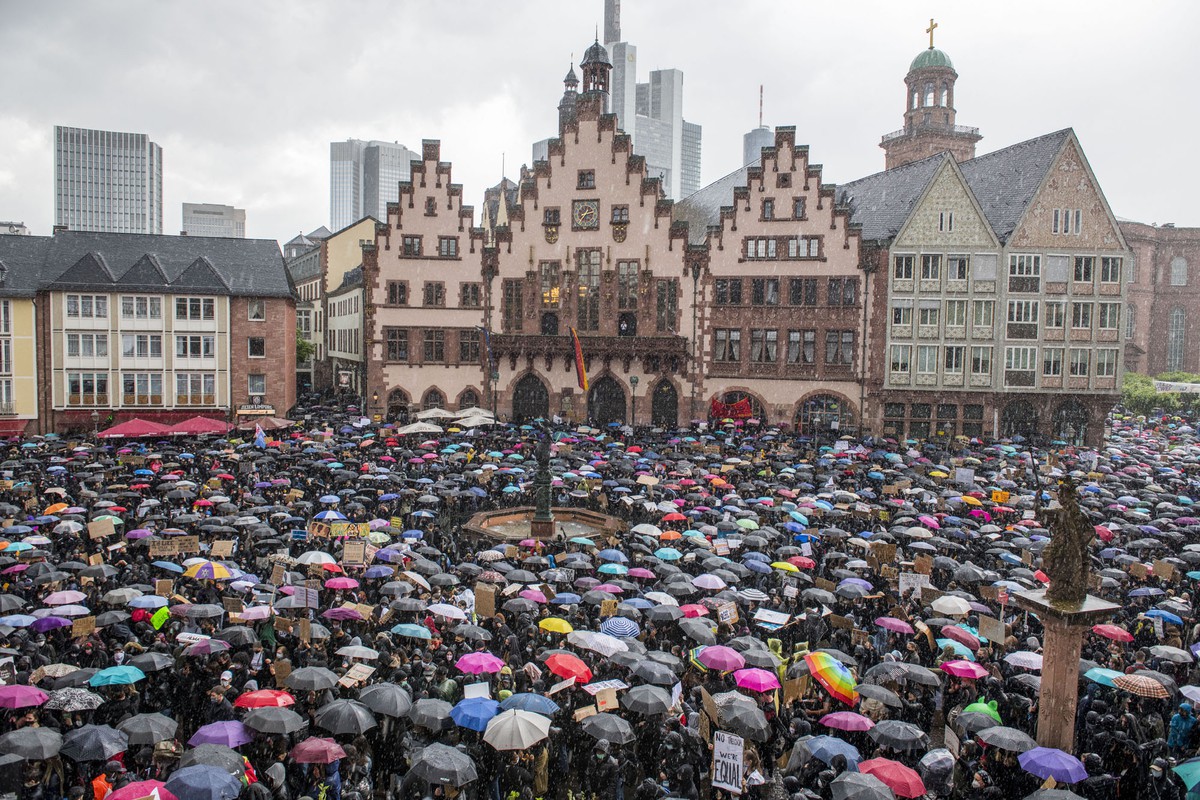 Tens of thousands of people gather together in tribute to George Floyd during a protest against racism and police brutality on June 6, 2020, in Frankfurt am Main, Germany #ThomasLohnes