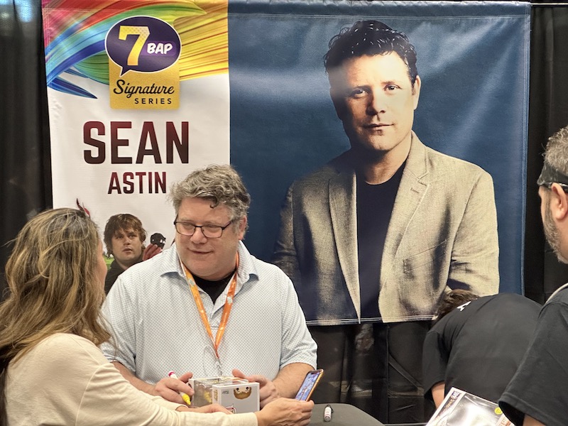 Sean Astin talking to a fan at New York Comic Con